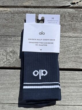 Alo Unisex Half-Crew Throwback Sock NWT navy size medium